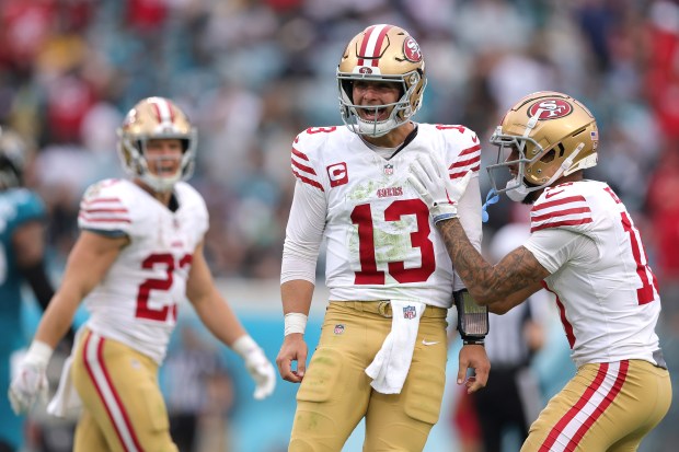 San Francisco 49ersin pelaajat työskentelevät yhdessä kukistaakseen voimakkaat kilpailijat Jacksonville Jaguars